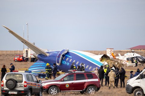 FOTO: Kondisi Pesawat Azerbaijan Airlines Hancur Lebur usai Jatuh di Kazakhstan