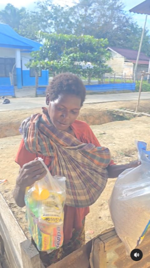 Potret Miris Mama Papua Sambil Gendong Bayi Bawa Daun Ubi Buat Ditukar dengan Garam, Mau Masak tapi Tak Ada Apa-Apa di Rumah