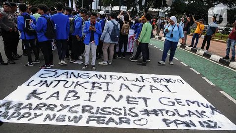 FOTO: Aksi Massa Mahasiswa Demo di Patung Kuda Tolak Keras Kenaikan PPN 12 Persen