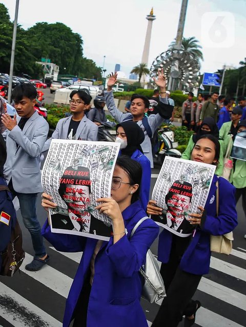 FOTO: Aksi Massa Mahasiswa Demo di Patung Kuda Tolak Keras Kenaikan PPN 12 Persen