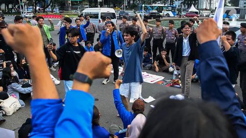 FOTO: Aksi Massa Mahasiswa Demo di Patung Kuda Tolak Keras Kenaikan PPN 12 Persen