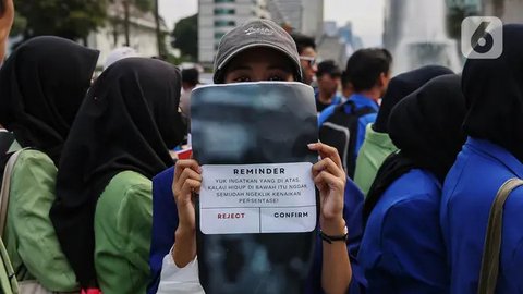 FOTO: Aksi Massa Mahasiswa Demo di Patung Kuda Tolak Keras Kenaikan PPN 12 Persen