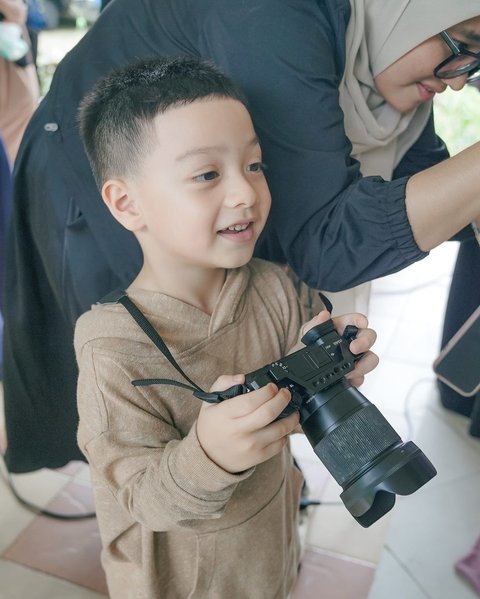 Potret Behind The Scene Photoshoot Irish Bella Bersama 4 Anaknya yang Menggemaskan, Ibu Sambung Bak Bestie