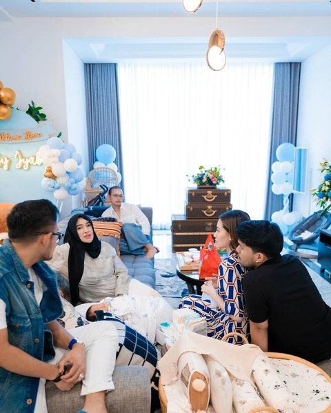 Didoakan Segera Dapat Momongan, Potret Aaliyah Massaid dan Thariq Halilintar Jenguk Anak Shandy Purnamasari yang Baru Lahir