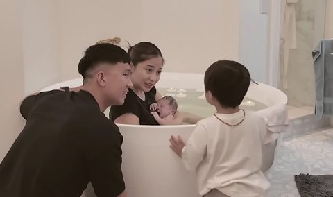 Potret Detik-detik Nikita Willy Melahirkan Anak Kedua dengan Metode Water Birth, Tenang Sekali & Didampingi Suami