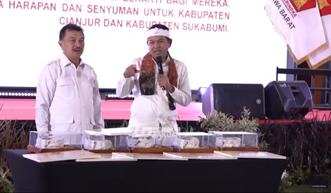 Bantu Korban Bencana, Dedi Mulyadi Lelang Ikat Kepala Capai Rp1,6 Miliar 'Kalau Ingin Jadi Gubernur Pakai Ini'