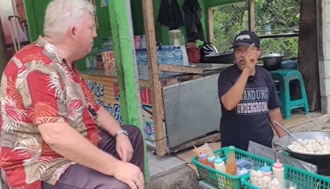 Sambil Makan Cireng, Bule Belanda Dengar Cerita soal Meletusnya Gunung Galunggung sampai Melongo 'Gimana Bisa Hidup'