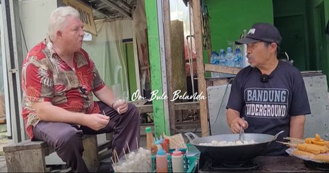 Sambil Makan Cireng, Bule Belanda Dengar Cerita soal Meletusnya Gunung Galunggung sampai Melongo 'Gimana Bisa Hidup'