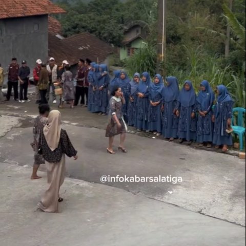 ⁠Indahnya Toleransi, Warga Muslim & Buddha Berbondong-bondong Datangi Gereja Pantekosta Untuk Ucapkan Selamat Natal