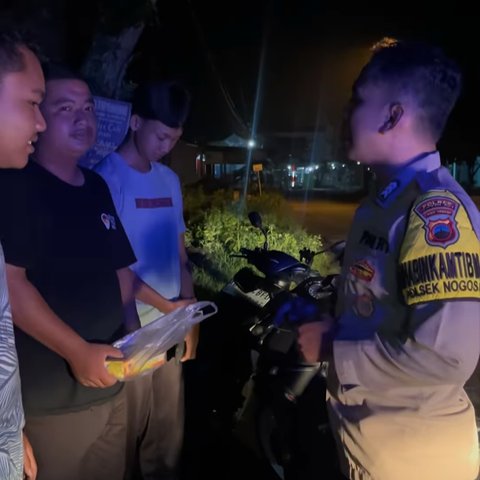 Nongkrong Tengah Malam, Gerombolan Pemuda Panik dan Kabur pas Lihat Mobil Polisi, Endingnya Bikin Lega