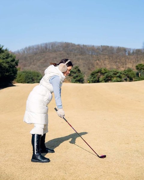 Potret Shandy Aulia Asyik Main Golf di Korea Selatan, Pakai Baju Musim Dingin tetap Cantik Menawan