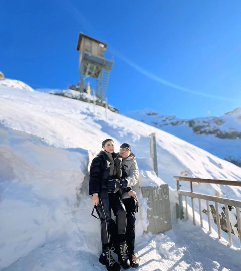 Momen Liburan Romantis Krisdayanti dan Raul Lemos di Swiss, Asik Main Salju hingga Nikmati Fasilitas Mewah