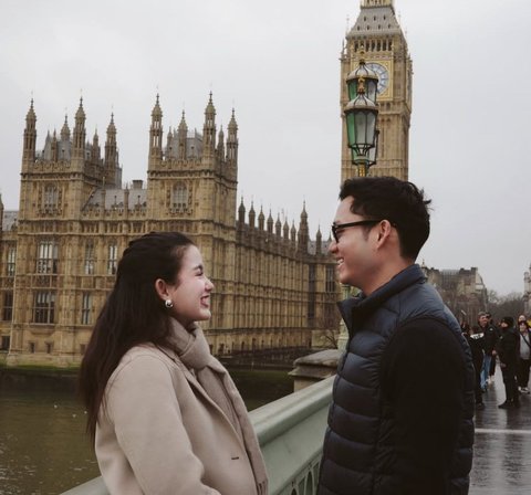 Momen Romantis Azriel Hermansyah dan Sarah Menzel Habiskan Liburan Akhir Tahun di London, Netizen Auto Ikut Baper