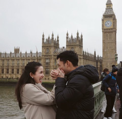 Momen Romantis Azriel Hermansyah dan Sarah Menzel Habiskan Liburan Akhir Tahun di London, Netizen Auto Ikut Baper