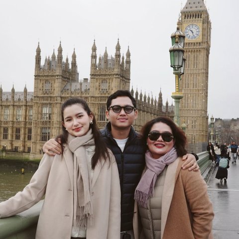 Momen Romantis Azriel Hermansyah dan Sarah Menzel Habiskan Liburan Akhir Tahun di London, Netizen Auto Ikut Baper