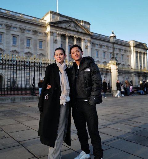 Momen Romantis Azriel Hermansyah dan Sarah Menzel Habiskan Liburan Akhir Tahun di London, Netizen Auto Ikut Baper