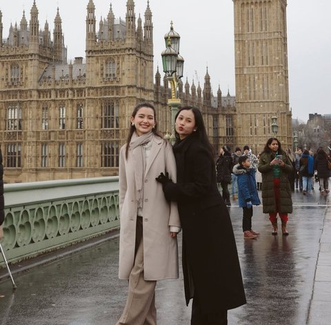 Momen Romantis Azriel Hermansyah dan Sarah Menzel Habiskan Liburan Akhir Tahun di London, Netizen Auto Ikut Baper