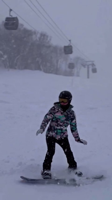 Aksi Keren Natasha Wilona Lakukan Snowboard di Tengah Hujan Salju saat Liburan ke Jepang