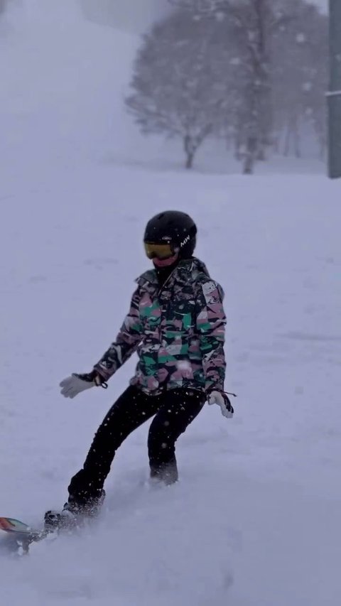 Aksi Keren Natasha Wilona Lakukan Snowboard di Tengah Hujan Salju saat Liburan ke Jepang