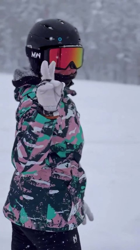 Aksi Keren Natasha Wilona Lakukan Snowboard di Tengah Hujan Salju saat Liburan ke Jepang