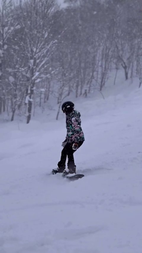 Aksi Keren Natasha Wilona Lakukan Snowboard di Tengah Hujan Salju saat Liburan ke Jepang