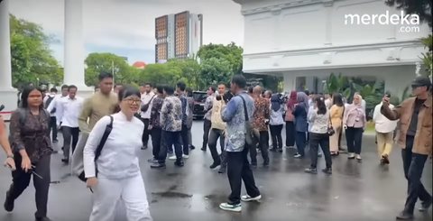 Penampilan Bersahaja Prof Stella Bawa Tas Ransel Bareng Staf Ikut Sidang Kabinet