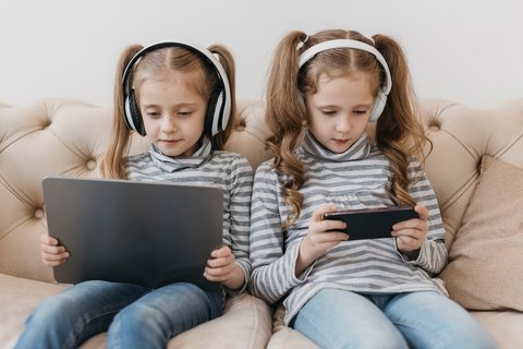 Internet Tidak Aman untuk Anak! Ini Cara Mengajari Anak Bahaya Dunia Digital dengan Mudah