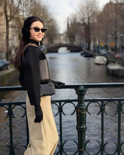 Cantik Elegan, Penampilan Modis Raline Shah saat Liburan di Amsterdam Belanda dengan Outfit Monokrom