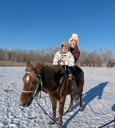 7 Potret Bahagia Ria Ricis dan Moana Liburan Akhir Tahun di Harbin China saat Cuaca Ekstrem -15 C, Outfit Musim Dinginya Curi Perhatian