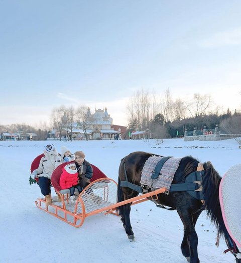 7 Potret Bahagia Ria Ricis dan Moana Liburan Akhir Tahun di Harbin China saat Cuaca Ekstrem -15 C, Outfit Musim Dinginya Curi Perhatian