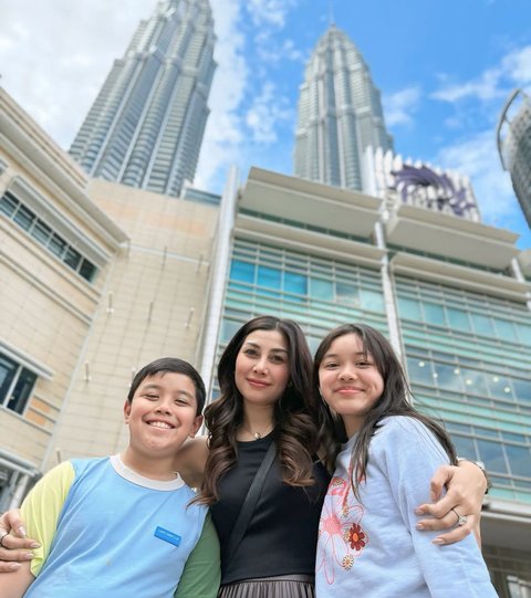 Potret Harmonis Nisya Ahmad Liburan ke Kuala Lumpur Bareng Anak-Anak dan Mantan Suami, Netizen Serukan Balikan