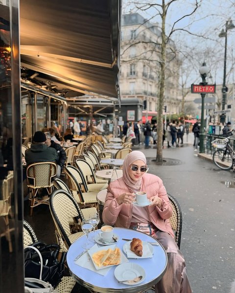 Cantik dan Modis, 5 Potret Syahnaz Sadiqah Liburan ke Paris Pakai Outfit Musim Dingin Serba Pink