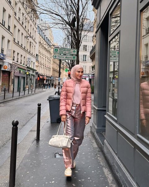 Cantik dan Modis, 5 Potret Syahnaz Sadiqah Liburan ke Paris Pakai Outfit Musim Dingin Serba Pink