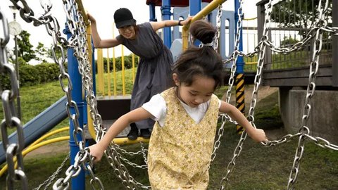 Kenali Apa Itu Jellyfish Parenting, Pengasuhan yang Biarkan Anak Beradaptasi Sendiri dengan Lingkungan