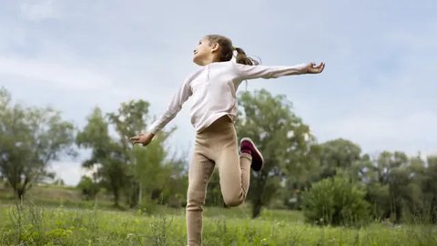 Kenali Apa Itu Jellyfish Parenting, Pengasuhan yang Biarkan Anak Beradaptasi Sendiri dengan Lingkungan