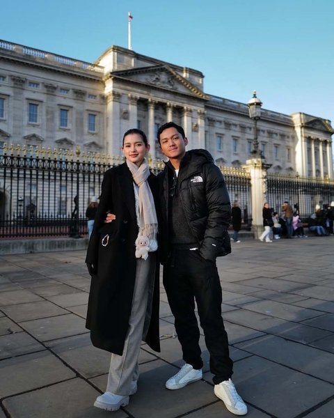 Lepas Rindu, Potret Azriel Liburan Bareng Sarah Menzel ke London Hingga Roma - Dinilai Serasi & Didoakan Segera Menikah