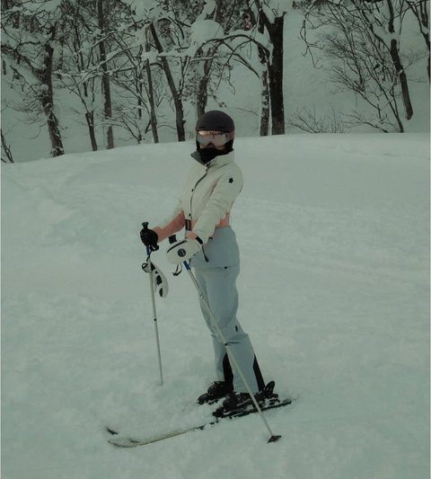 7 Potret Cantik Menawan Azizah Salsha Jajal Main Ski di Nesiko Jepang, Tetap Tampil Memukau saat Terjatuh