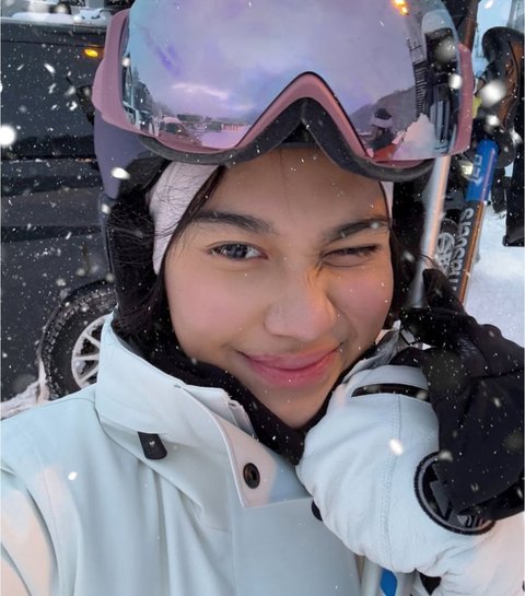 7 Potret Cantik Menawan Azizah Salsha Jajal Main Ski di Nesiko Jepang, Tetap Tampil Memukau saat Terjatuh