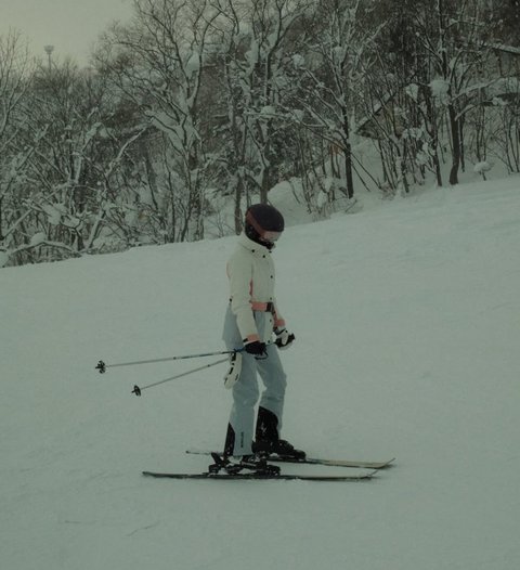 7 Potret Cantik Menawan Azizah Salsha Jajal Main Ski di Nesiko Jepang, Tetap Tampil Memukau saat Terjatuh