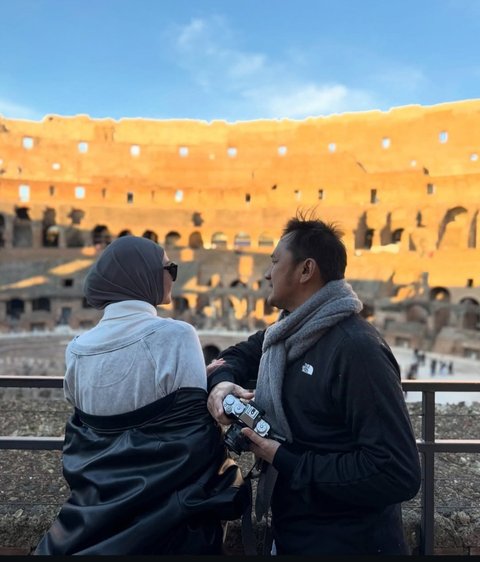 Potret Hanung Bramantyo Boyong Keluarga Liburan ke Italia, Kunjungi Colosseum Hingga Salat Jumat di Kota Katolik Roma