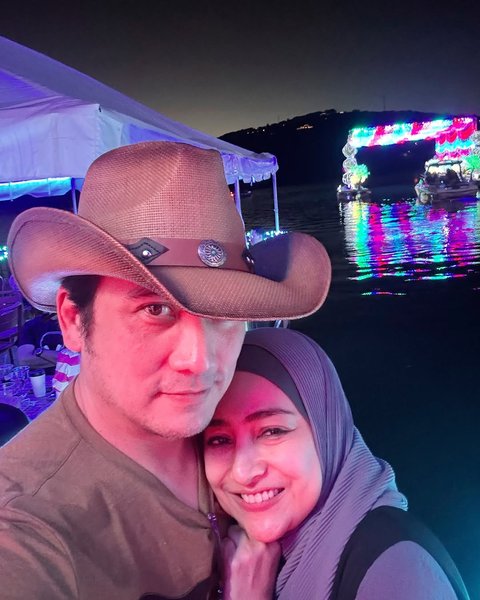 Gaya Tengku Firmansyah Pakai Topi Cowboy saat Liburan di Texas Bareng Keluarga