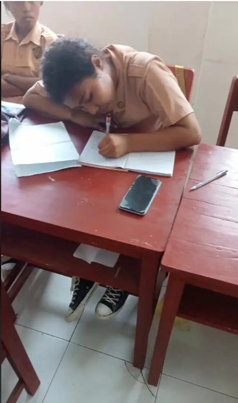 Viral di Media Sosial, Anak Ini Punya Kebiasaan Menulis Terbalik dengan Hasil yang Rapi dan Teratur