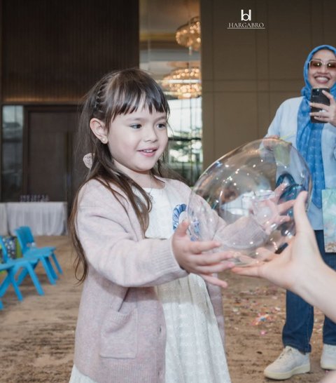 Asmirandah Unggah Foto Masa Kecil Sandingkan dengan Sang Putri, Seberapa Mirip Ibu dan Anak ini?