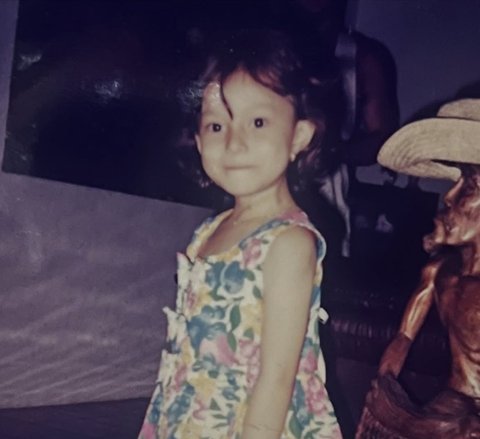 Asmirandah Unggah Foto Masa Kecil Sandingkan dengan Sang Putri, Seberapa Mirip Ibu dan Anak ini?