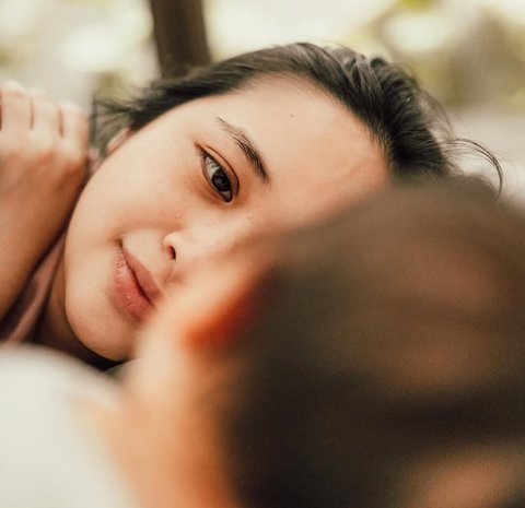 Ekspresi Lucu Menggemaskan Baby Agatha Anak Gritte saat Dibacakan Buku