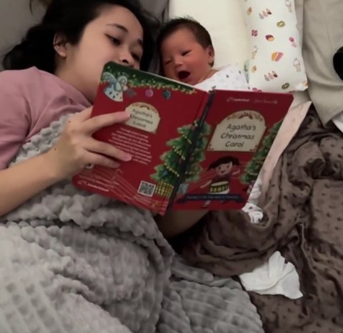 Ekspresi Lucu Menggemaskan Baby Agatha Anak Gritte saat Dibacakan Buku