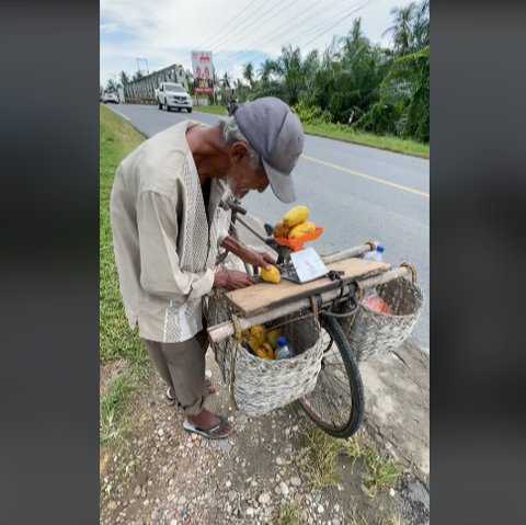 Penuh Kesederhanaan, Sosok Kakek Penjual Mangga Keliling dengan Sepeda di Aceh ini Ternyata Keturunan Nabi Muhammad SAW