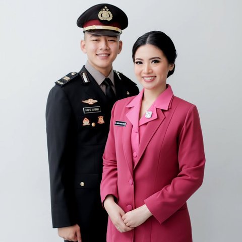 Paras Ayu Angela Anak Mantan Panglima TNI Memakai Seragam Ibu Bhayangkari Dampingi Suami