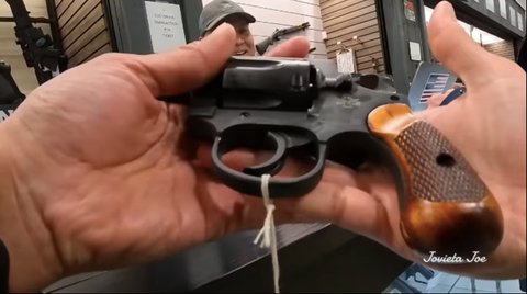 Wanita Cantik ini Beli Senpi Jenis Revolver Dapat Harga Diskon, Begini Proses dan Persyaratannya