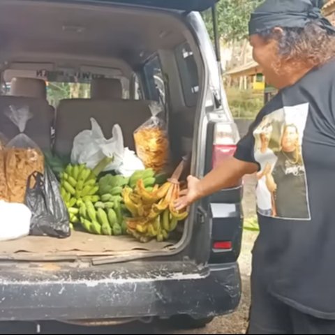 Bawa Oleh-oleh Pisang dan Galendo, Kuwu Edan Datangi Rumah Cagub Jabar Dedi Mulyadi